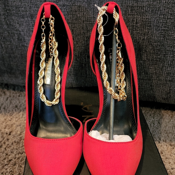 Beautiful red heels with gold ankle accent - Picture 3 of 4